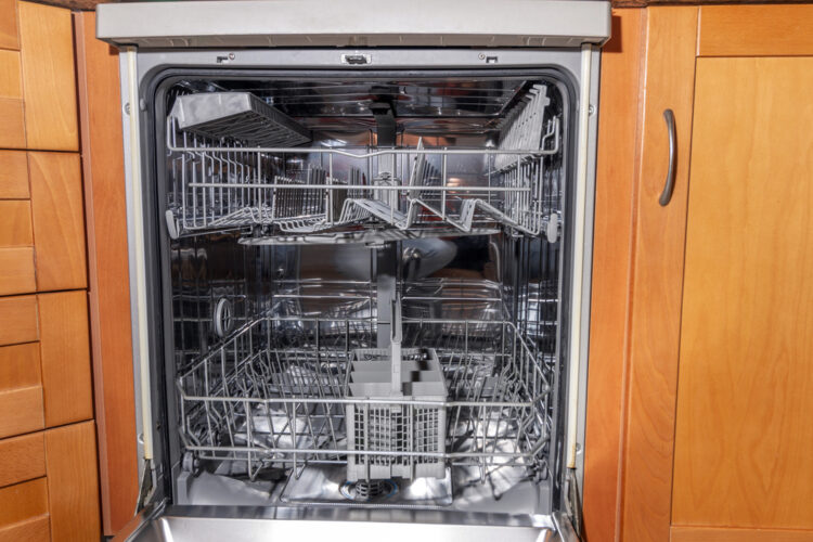 Wie reinige ich meine Spülmaschine im Leerlauf?