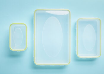 Was kann ich tun, wenn sich ein weißer Belag auf dem Plastik meiner Spülmaschine bildet?